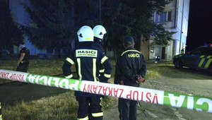 Nočný požiar v bytovke: Ľudia utekali s deťmi na rukách cez hustý dym