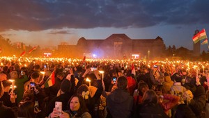 VIDEO: Boli sme na posledných predvolebných mítingoch Fideszu a strany TISZA