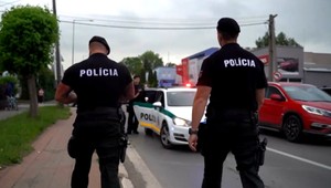 Agresívny muž ohrozoval nožom vlastnú mamu a sestru