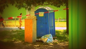 V prenosných toaletách v parku špehoval ženy