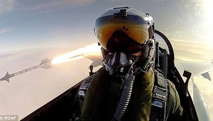 Unikátne foto! Pilot zachytil sám seba, práve keď pálil