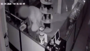 Bezpečnostné kamery zachytili nezvyčajnú krádež. Do obchodu sa vlámalo malé dieťa