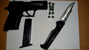 Dráma v Snine. Muž vytiahol zbraň a priložil ju zákazníkovi k hlave