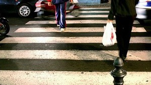 Vodič vrazil do davu ľudí, ktorí prechádzali cez cestu. Hlásia najmenej 17 zranených