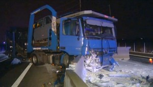 Kamionista prerazil betónové zvodidlá, kabína v nich zostala zakliesnená