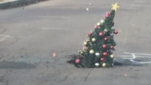 Obyvatelia si povedali dosť. Z výtlku na ceste potom vyrástol vianočný stromček