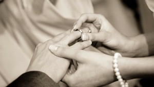 Svadobná noc sa nevydarila. Vyvádzajúci ženích ju strávil v cele