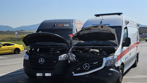 Vodiči, pozor: Polícia dokumentuje dopravnú nehodu sanitky a kuriérskeho auta