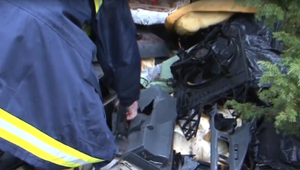 Turisti našli uprostred lesa čiernu skládku s autodielmi. Palubná skrinka ukrývala nečakaný obsah