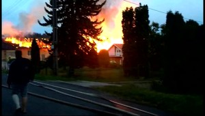 Kým pozeral televíziu, nad hlavou mu horela strecha