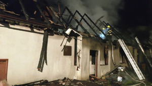 Plamene pohltili dom: Matka s dcérou prišli o strechu nad hlavou