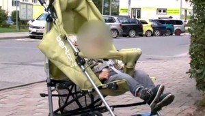 Matka a otčim chlapčeka (1,5) s podliatinami na tele sú vo väzbe. Susedia tvrdia, že dieťa týrali