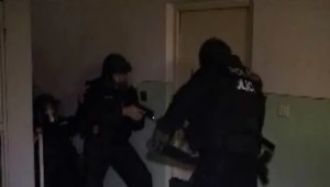 Agresívneho suseda odviedli až kukláči