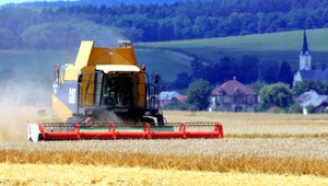 Situácia na družstvách je vážna. Kombajny si musia požičiavať