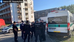 Policajti zasahovali v karanténnom centre v Gabčíkove, 52 repatriantov sa nevedelo vpratať do kože