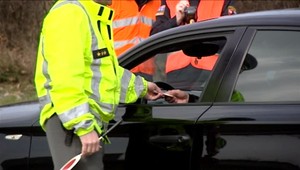 Prehľad pokút v zahraničí: Niektoré krajiny sprísňujú sankcie pre vodičov