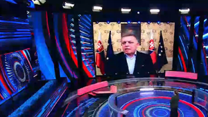 Premiér vystúpil v ruskej propagandistickej relácii. Opozícia to označila za hanbu