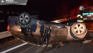 Opitá vodička zišla z cesty a nabehla na zvodidlá. Skončila na streche