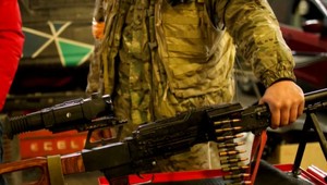 Utajený autoservis na Ukrajine: Z automechanikov sa stali opravári zbraní