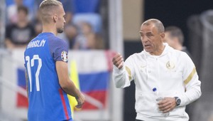 Mak žije v lietadle, Haraslín je zranený. Slováci odleteli do Portugalska