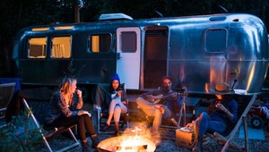 Luxusný autokemp v Yosemitoch láka na dizajnové prívesy a stany