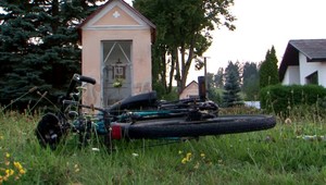 Išla mu krv z nosa a chrčal. Cyklista v plnej rýchlosti nabúral do smetiarskeho auta