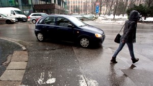 Vodič v Komárne zrazil ženu a z nehody ušiel