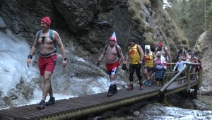 Otužilci v plavkách: Zimná túra v Jánošíkových dierach pre chorého chlapčeka