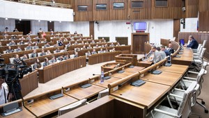 Drahé hodinky, veľké autá a pritom skromné majetkové priznania. Pravidlá by mali byť prísnejšie