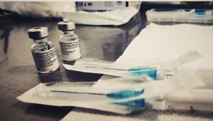 Svoje brány otvorilo vyše 2 500 škôl. Niekde sa ale aj zatvára, a to kvôli reakciám po očkovaní