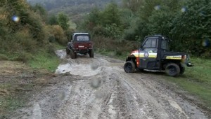 Na miesto, kde sa zrútilo lietadlo, dorazili vyšetrovatelia