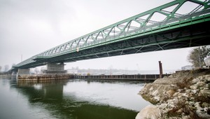 Svoj život sa rozhodol ukončiť na Starom moste. Policajti za mužom neváhali skočiť