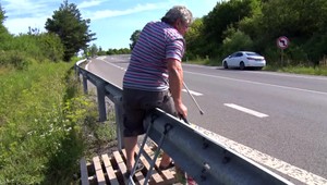 Jozefovi pred dom osadili zvodidlá, denne ich musí preliezať. Slovenská správa ciest má na to ale vysvetlenie