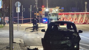 Vodič autom narazil do zastávky plnej ľudí, následne pokračoval v jazde