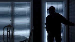 Zlodeji úradovali v troch bytoch. Cez kukátko počúvali, či v byte nie je hluk