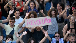 Po páde vlády prišli protesty. Francúzska polícia zadržala desiatky demonštrantov