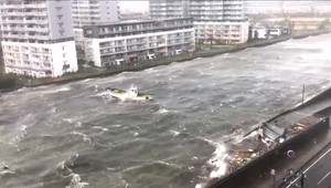 Ničivý tajfún zabil v Japonsku najmenej 11 ľudí. Viac ako milión ich je bez elektriky