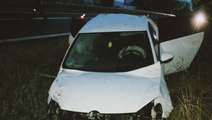 Dramatické ráno na ceste: Auto sa prevrátilo a traja sú ťažko zranení