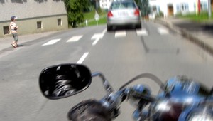 Pozor! V okolí Banskej Bytrice má jazdiť auto a lákať deti na cukríky