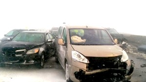 Hromadná nehoda. Zrazilo sa 30 áut, 10 ľudí sa zranilo