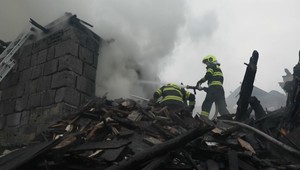 Masívny požiar stavieb: Obyvatelia utiekli z domov v pyžamách