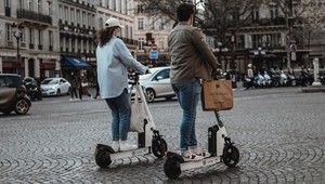 V Paríži na elektrickej kolobežke nepredbehnete už ani bežca