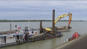 Netradičná oprava dvoch netradičných výtlkov. Tieto boli pod hladinou Dunaja v Gabčíkove