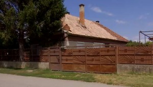 Počas kosenia trávy vo Veľkom Mederi zaznel výstrel. Projektil vážne zranil muža na traktore