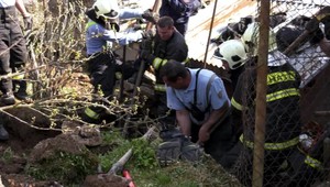 Počas práce na záhrade zavalila muža zemina a skaly