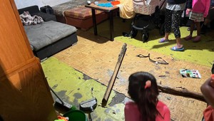 Rušná noc v Nálepkove. Rodinná hádka vyvrcholila zásahom policajtov