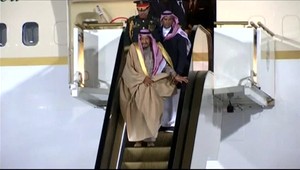 VIDEO: Saudskému kráľovi sa pokazil zlatý eskalátor. Z jeho reakcie sa smeje celý internet