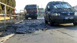 Nepríjemný zápach pri Michalovciach. Na cestu sa vysypali tony kalu