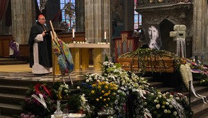 Posledné zbohom: Záznam rozlúčky s Jurajom Jakubiskom v Katedrále sv. Víta na Pražskom hrade