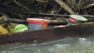 Nebezpečný odpad v potoku: Neznámy páchateľ vyhodil plechovky od farieb